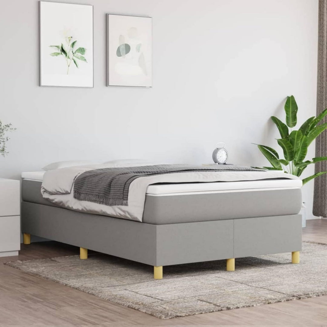 Das Boxspringbett misst 120 x 200 cm in Hellgrau