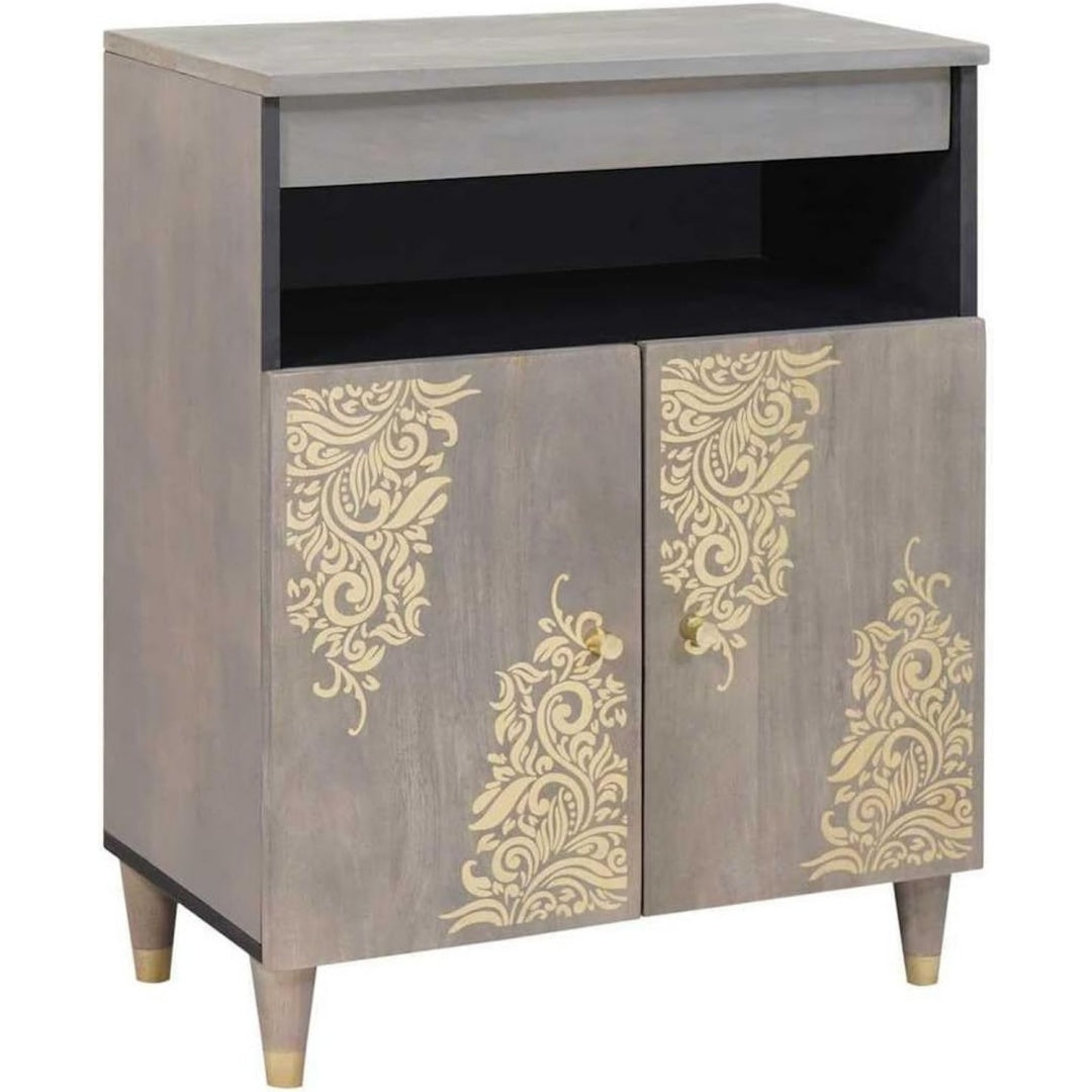 Offene Ablagen an dem Sideboard aus Massivholz und Mangoholz