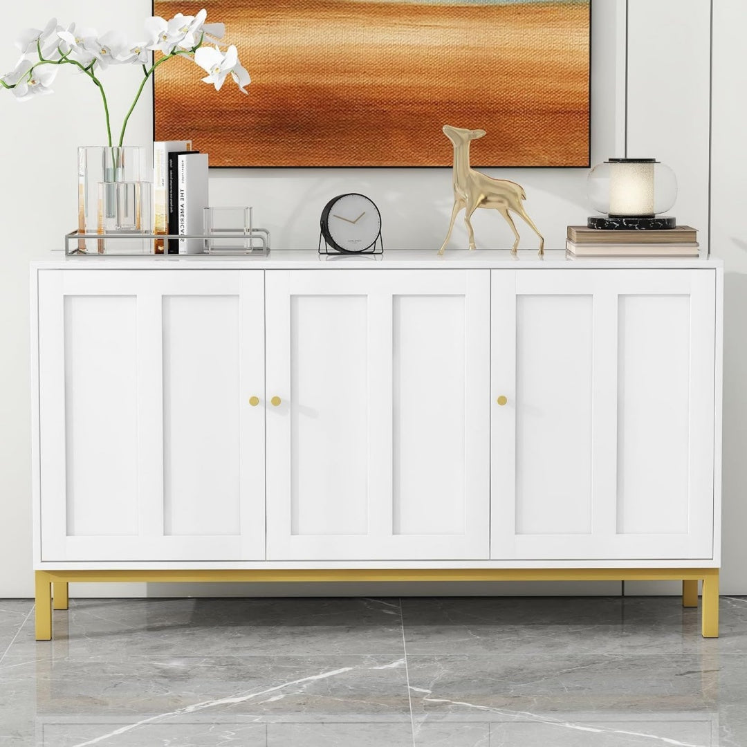 Ein Metallgestell und verstellbare Ablagen an dem Sideboard