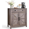 Metallgriffe und verstellbare Ablagen an dem Sideboard