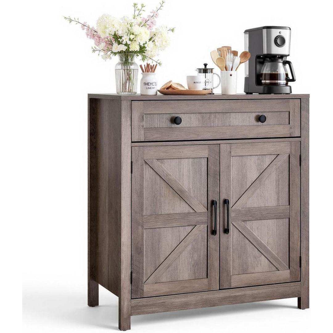 Metallgriffe und verstellbare Ablagen an dem Sideboard