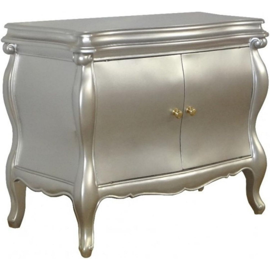 Das Sideboard nimmt mit 95 cm Gestalt an
