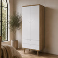 Holzbeine an dem Kleiderschrank