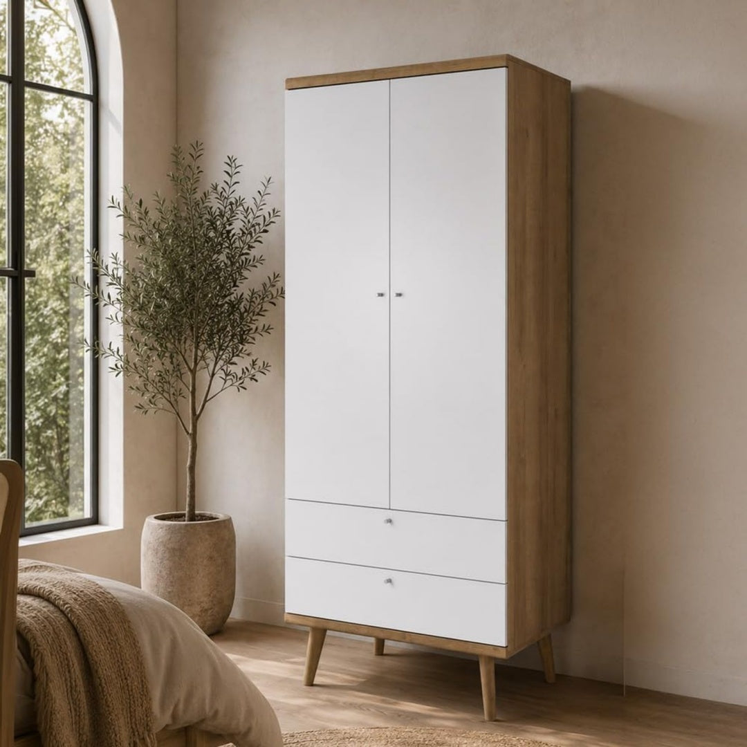 Holzbeine an dem Kleiderschrank