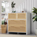 Das Sideboard zeigt Flechtoptik in Weiss und Naturbraun