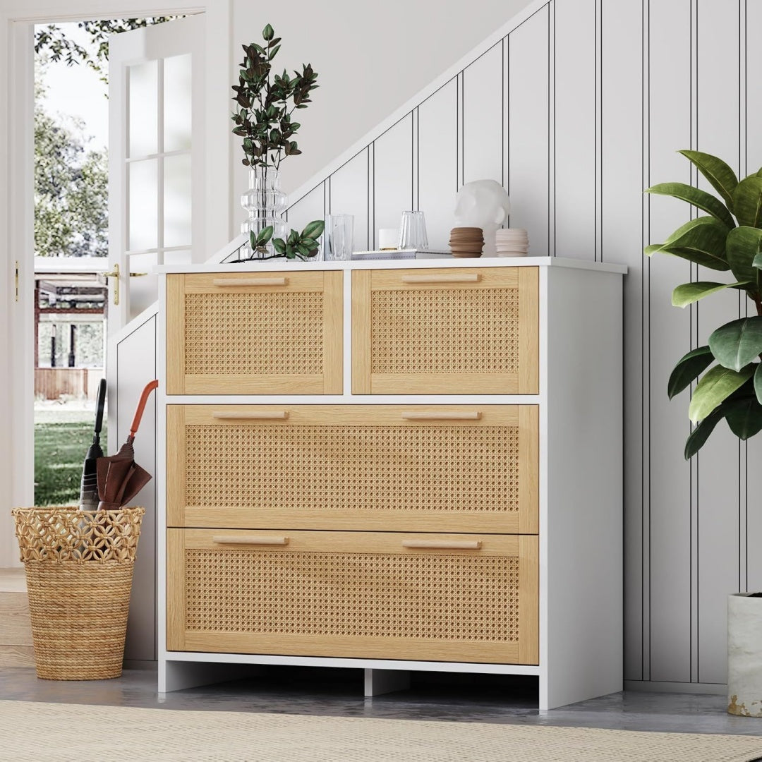 Das Sideboard zeigt Flechtoptik in Weiss und Naturbraun