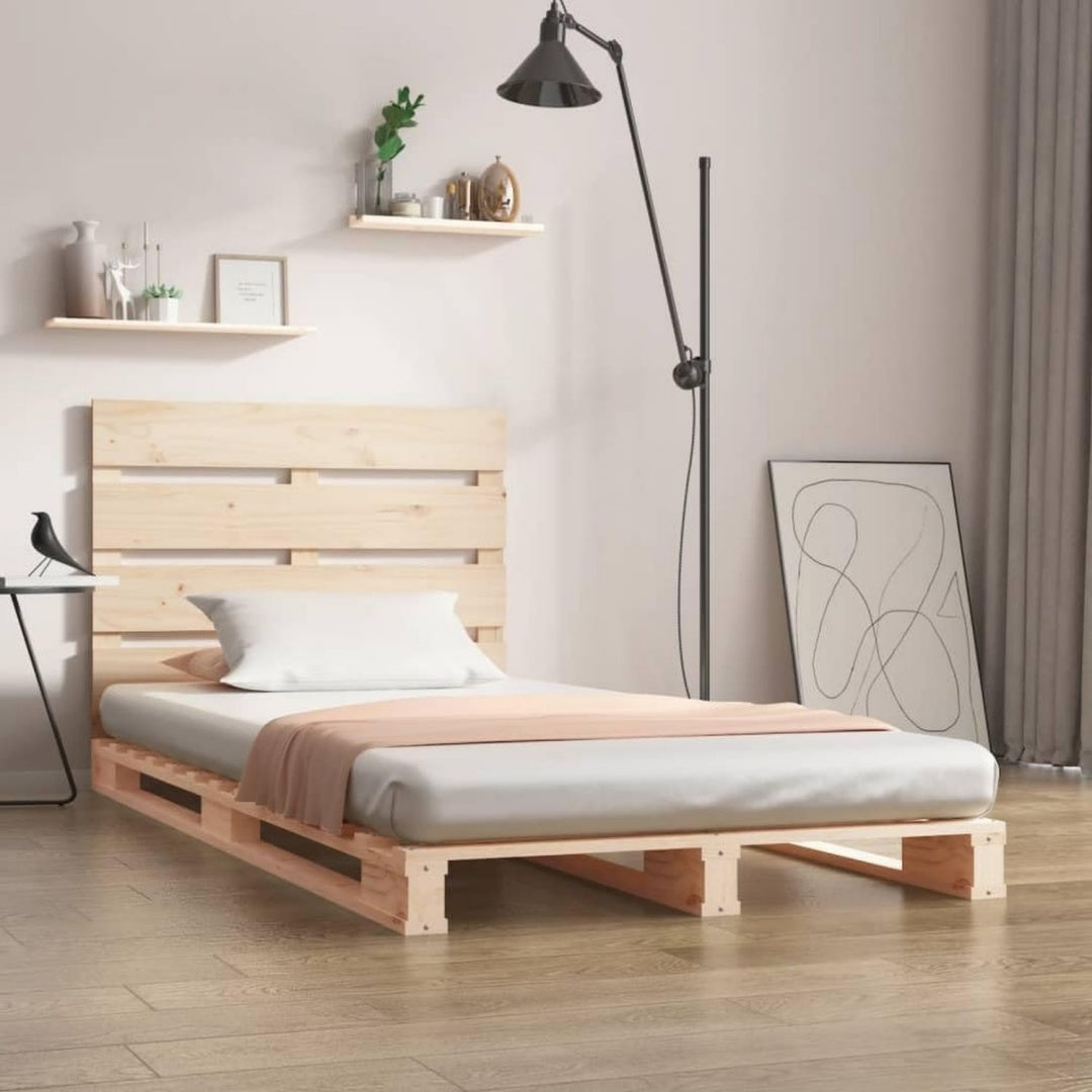 Bettgestell aus Massivholz und Kiefernholz mit einem Lattenrost