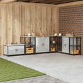 Ein Metallgestell trifft auf 2 Tueren an dem Sideboard