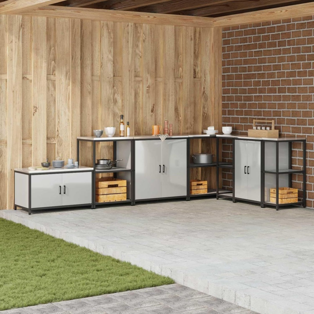 Ein Metallgestell trifft auf 2 Tueren an dem Sideboard