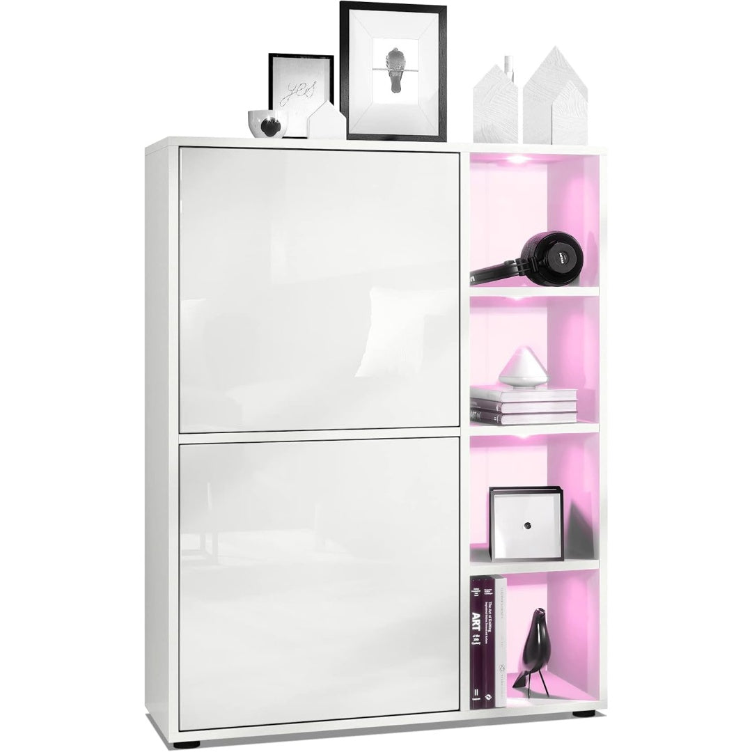 LED Beleuchtung und offene Ablagen an dem Hochschrank