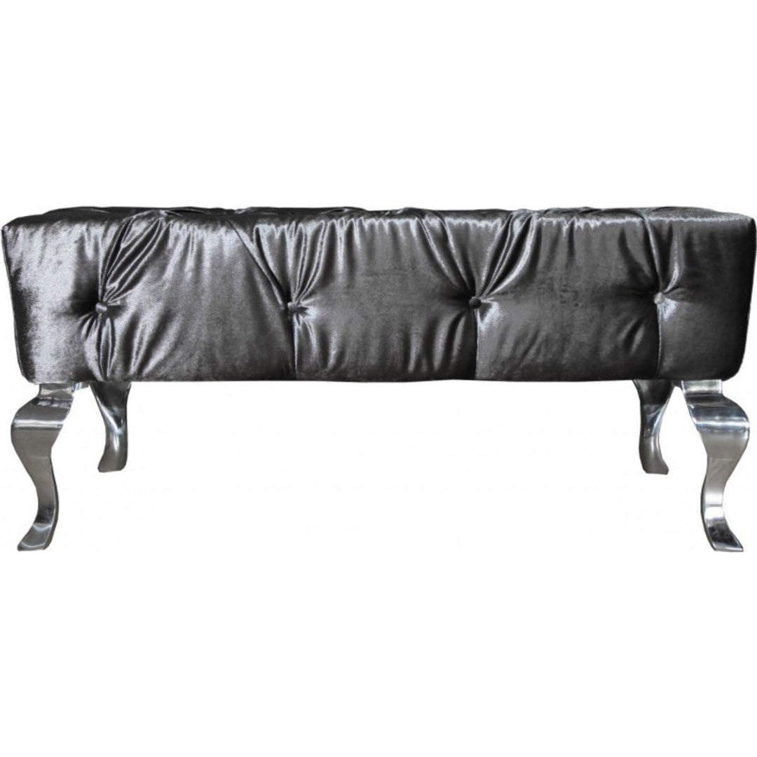 Der Hocker zeigt sich in Grau und Silber