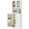 Verstellbare Ablagen praegen das Sideboard in Weiss