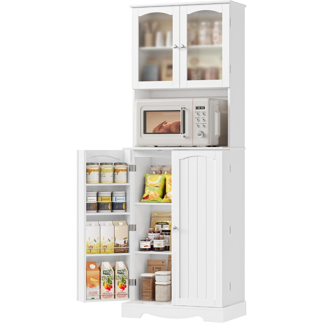 Verstellbare Ablagen praegen das Sideboard in Weiss