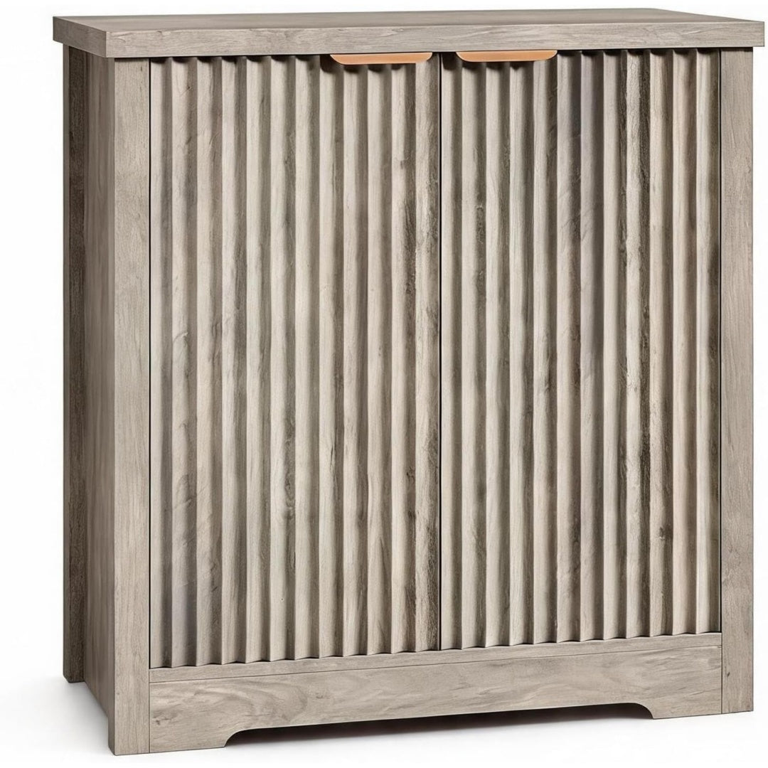2 Tueren und Metallgriffe an dem Sideboard