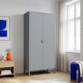 Grau bestimmt die Farbgebung von dem Kleiderschrank