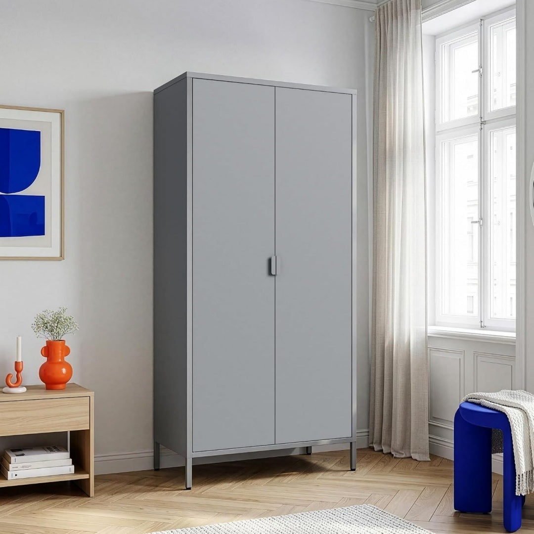 Grau bestimmt die Farbgebung von dem Kleiderschrank