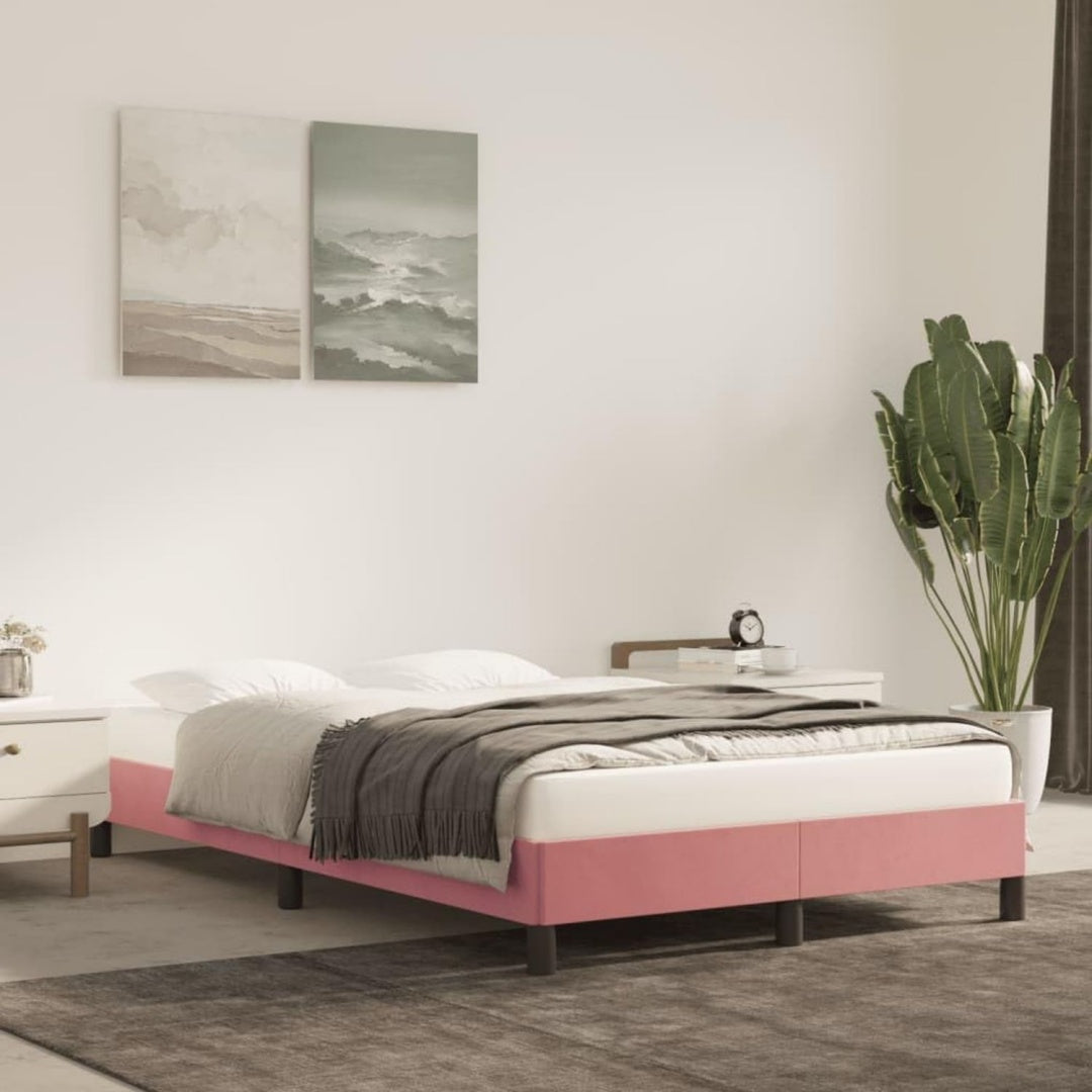 Das Bettgestell setzt auf eine Farbgebung in Rosa