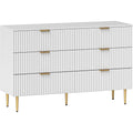 Das Sideboard vereint Schubladen mit goldfarbenen Griffen