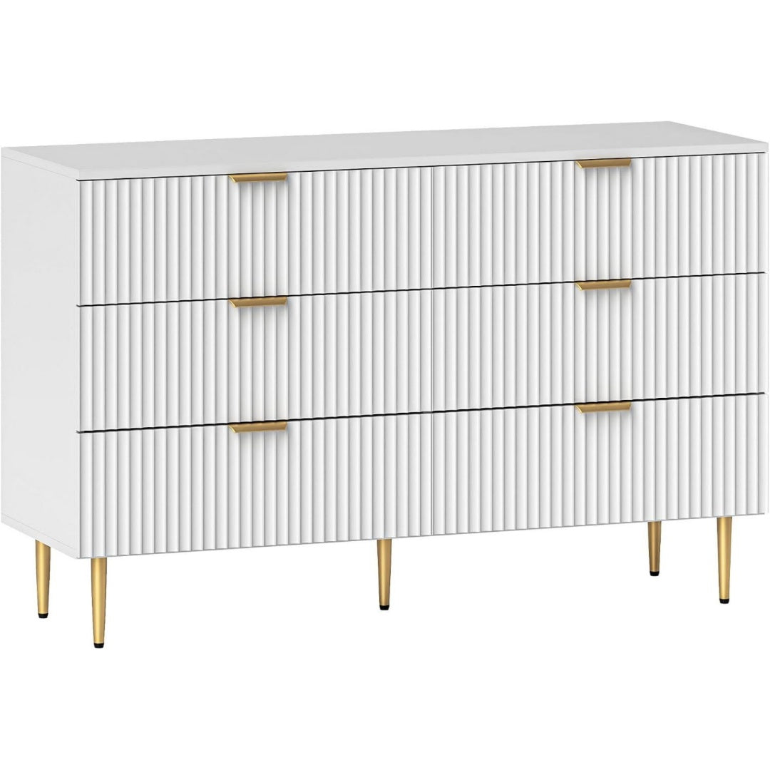 Das Sideboard vereint Schubladen mit goldfarbenen Griffen