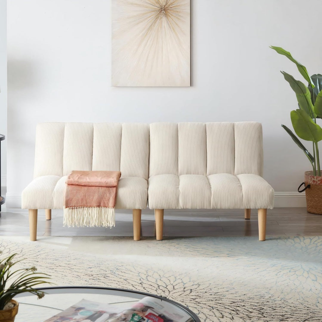 Holzbeine ergaenzen das Sofa